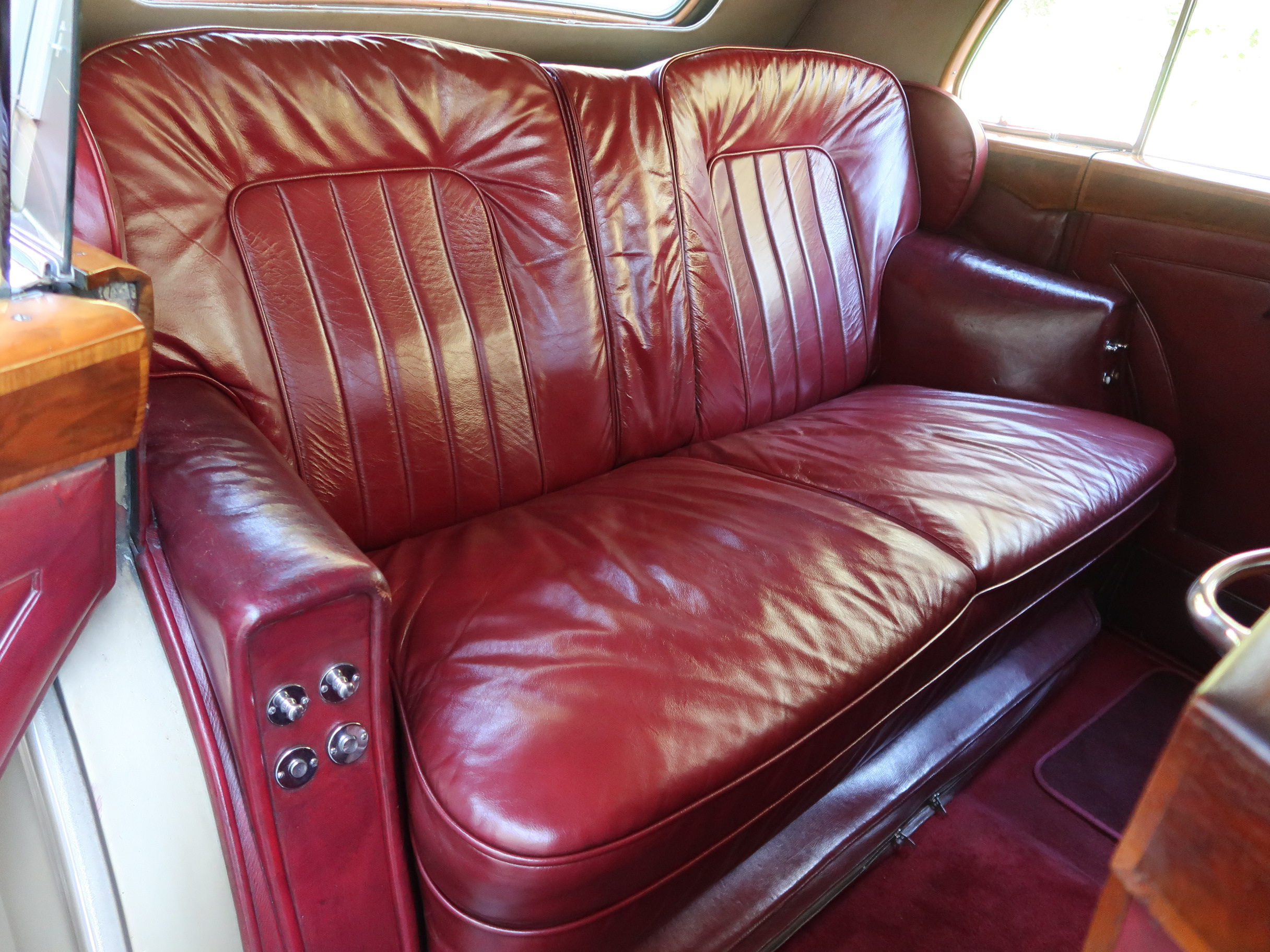 
								1952 Rolls Royce Silver Wraith full									