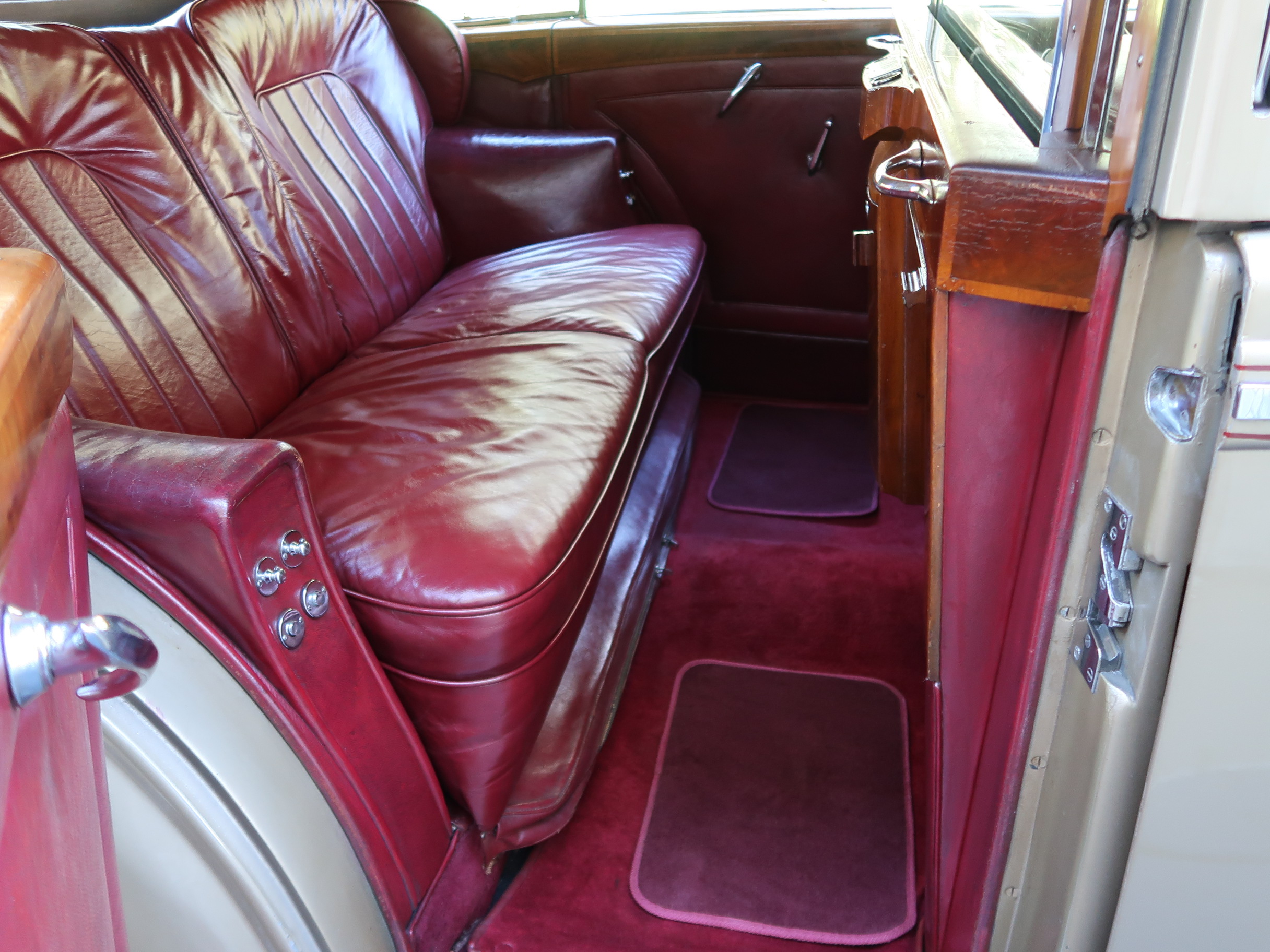 
								1952 Rolls Royce Silver Wraith full									