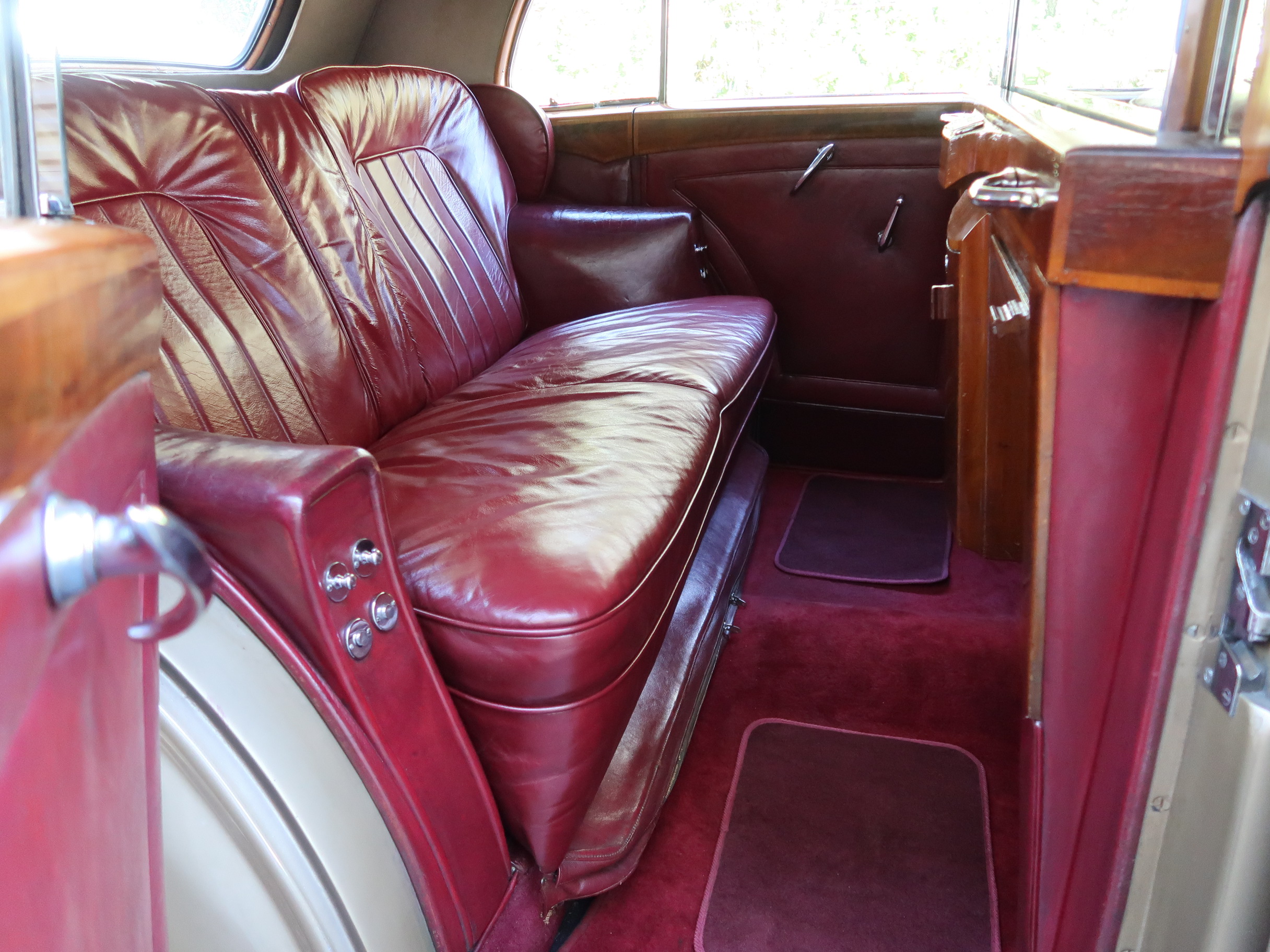 
								1952 Rolls Royce Silver Wraith full									