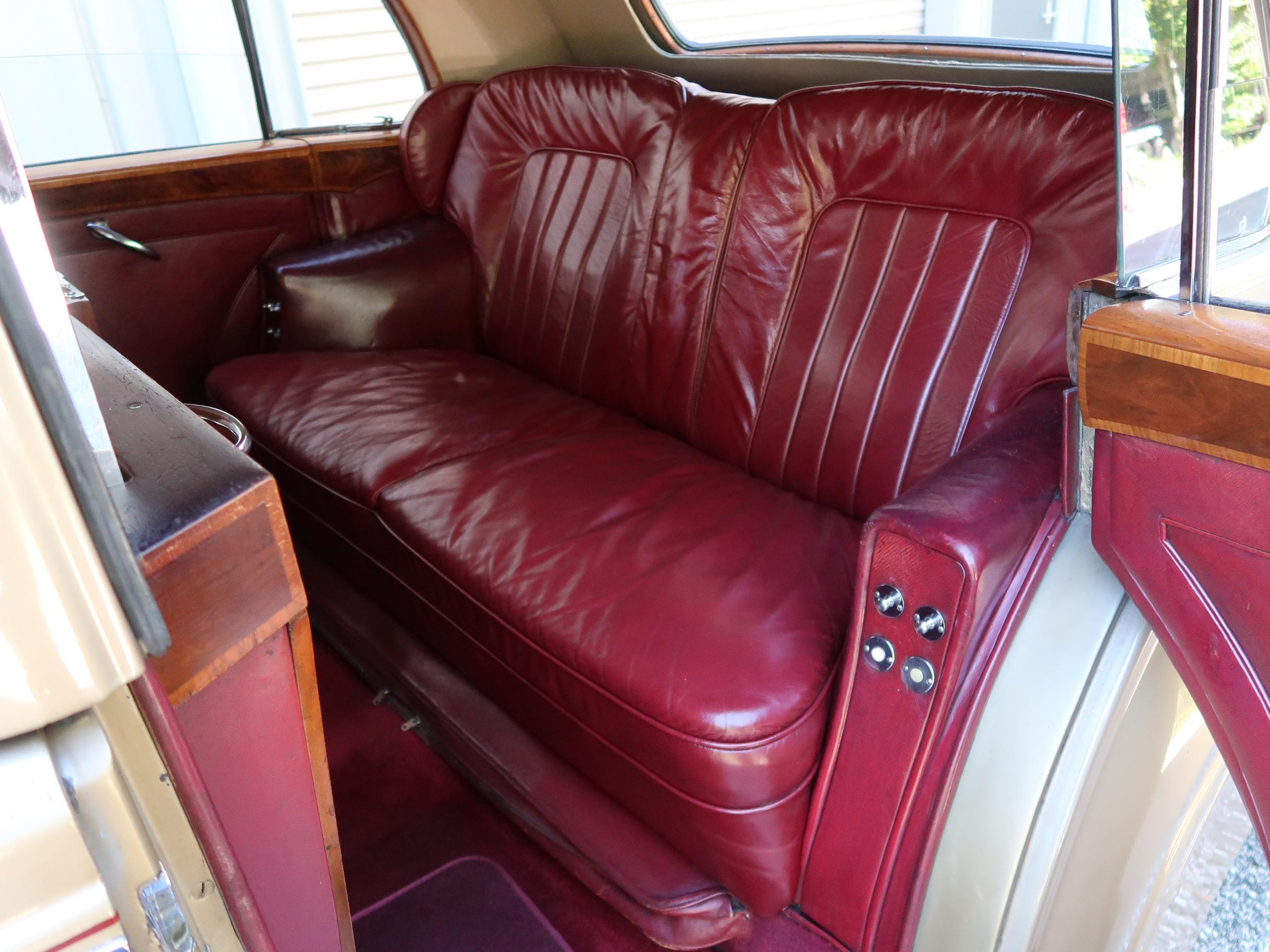 
								1952 Rolls Royce Silver Wraith full									