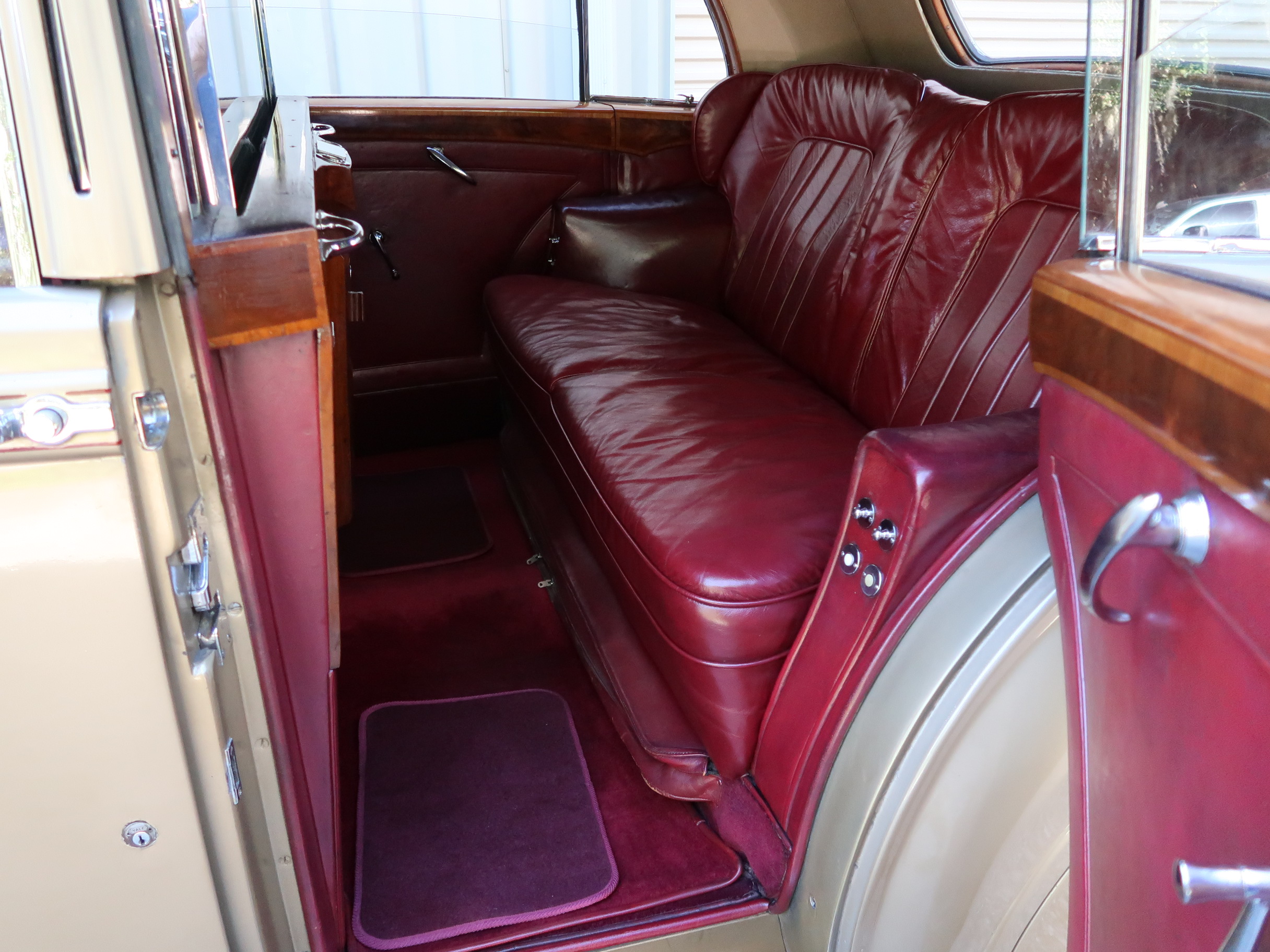 
								1952 Rolls Royce Silver Wraith full									