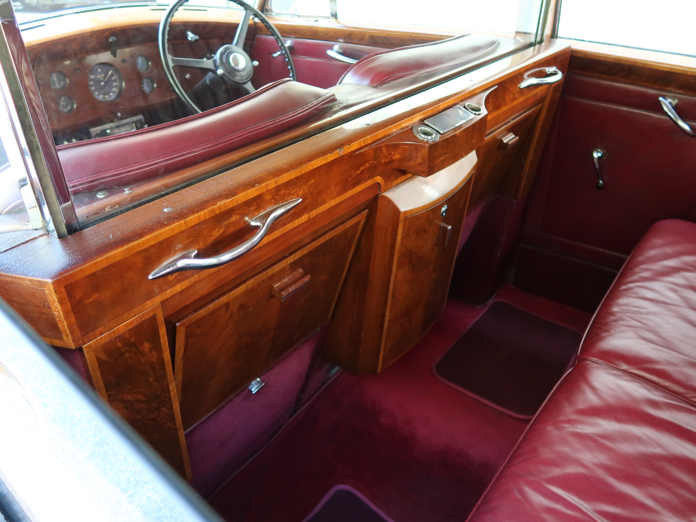 
								1952 Rolls Royce Silver Wraith full									