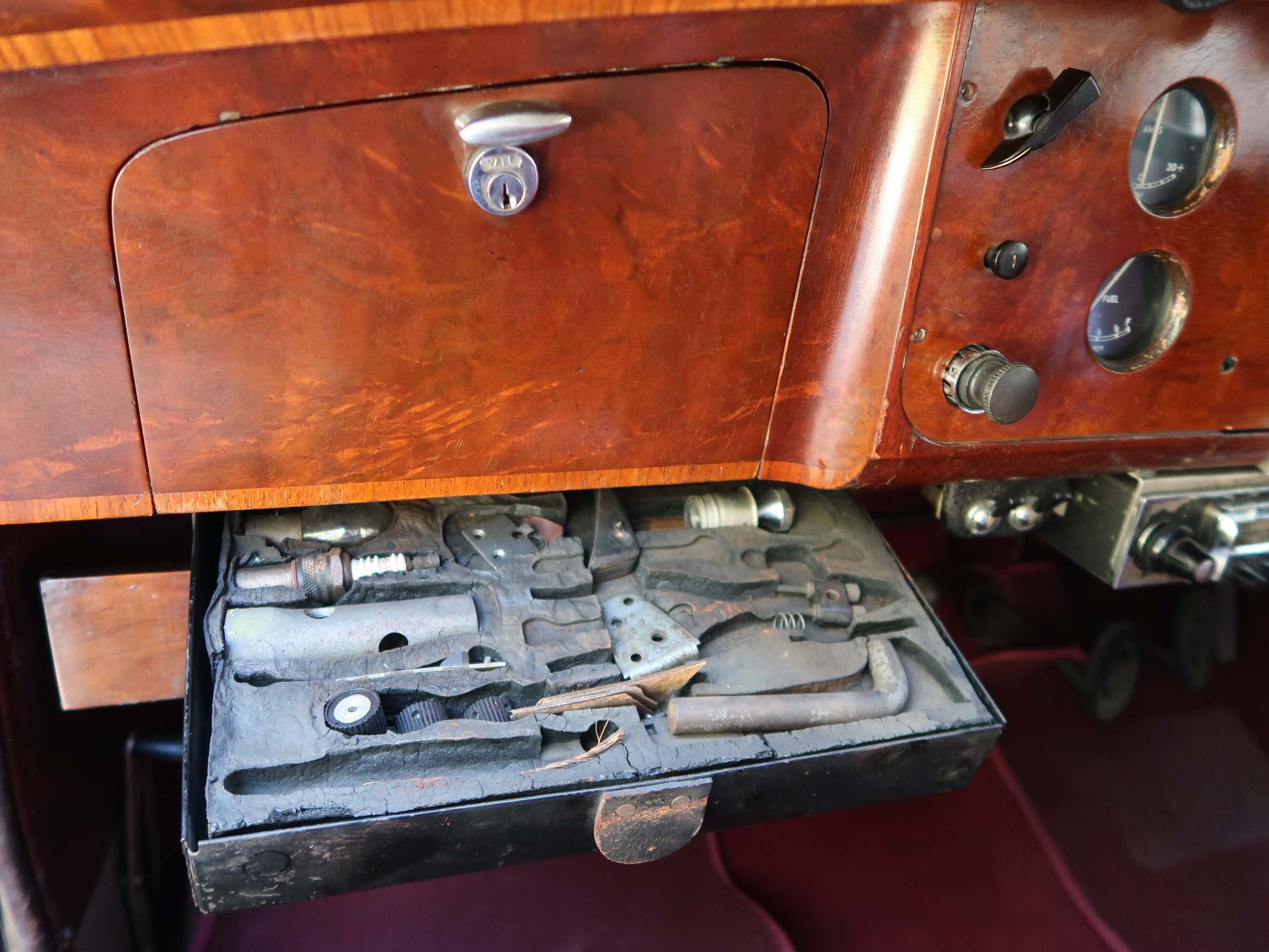 
								1952 Rolls Royce Silver Wraith full									