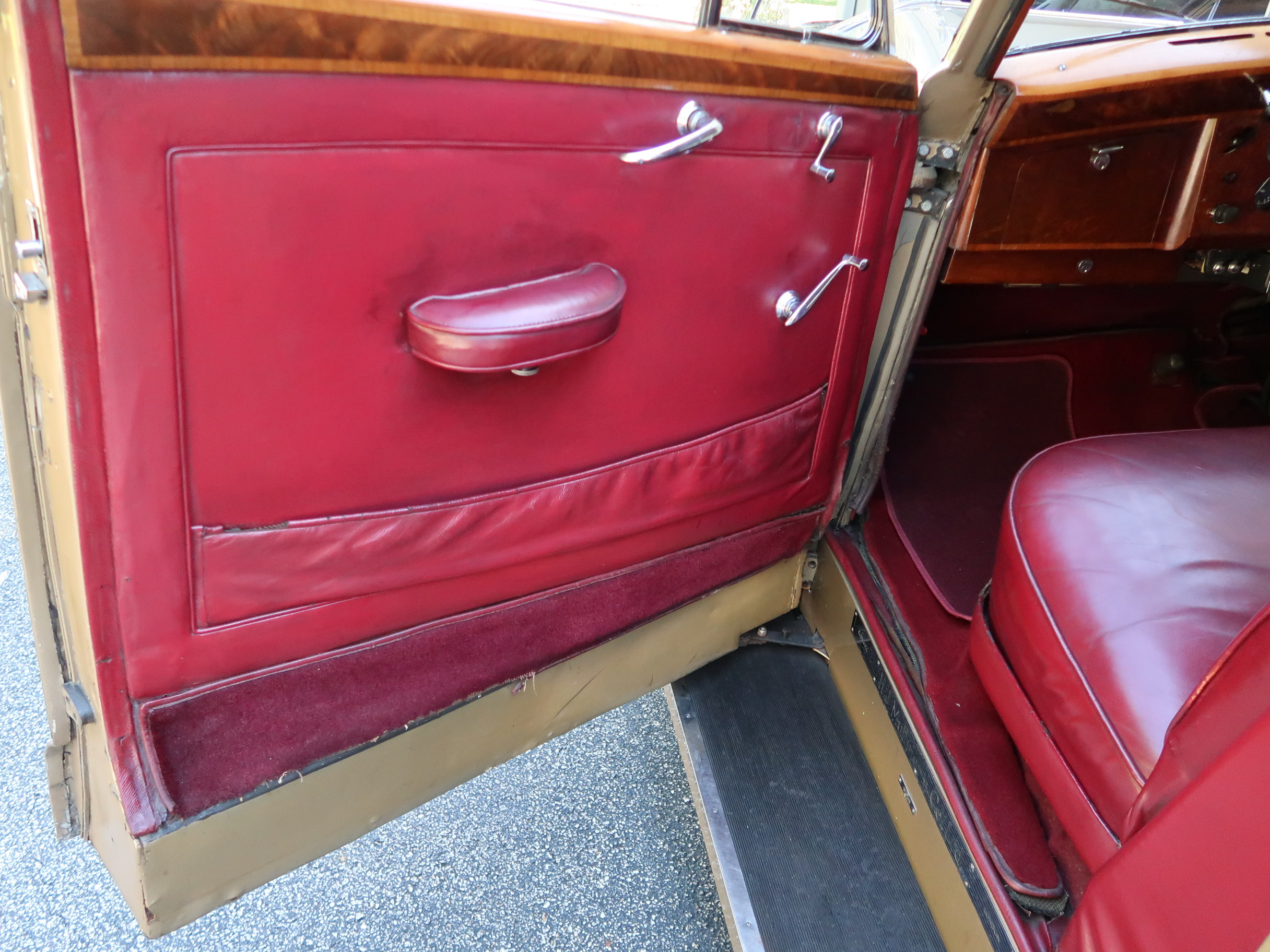 
								1952 Rolls Royce Silver Wraith full									