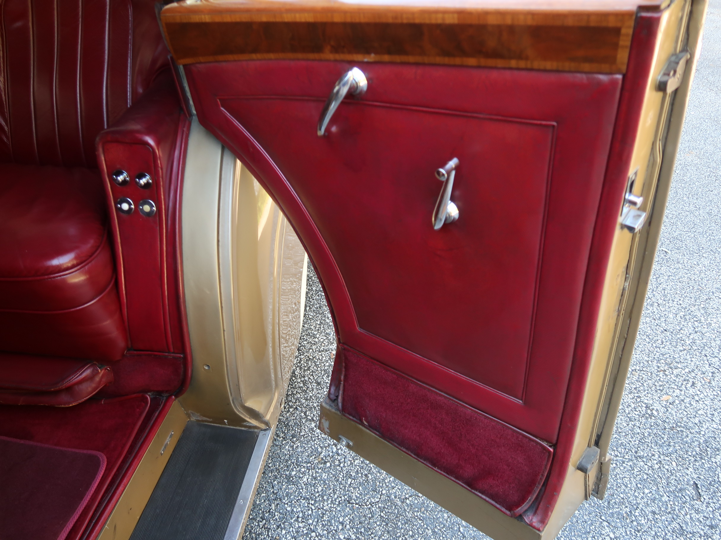 
								1952 Rolls Royce Silver Wraith full									